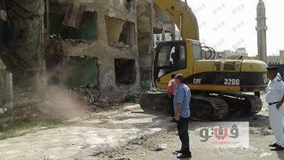 بالصور.. إزالة «عمارة» بحي المناخ ببورسعيد بعد إخلائها من السكان