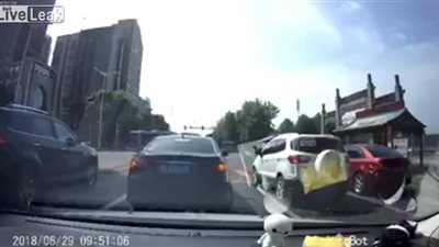 لحظة دهس طفل أثناء عبوره الطريق (فيديو)