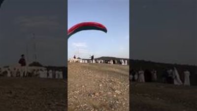 بالفيديو.. تصرف غريب يعرض حياة طيار شراعي للخطر