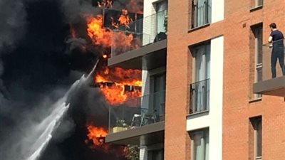 حريق ضخم بمبني سكني بالقرب من محطة مترو في بريطانيا (فيديو)