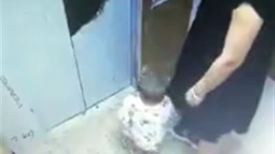 استهتار أم يعرض طفلها الصغير للخطر (فيديو)