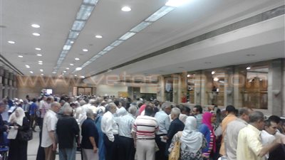 بالصور.. إقبال كثيف على شهادات استثمار 