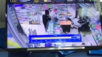 بالفيديو.. لحظة سرقة ملثمين لصيدلية بالأسلحة والسواطير في السعودية
