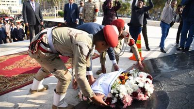 محافظ بورسعيد يضع إكليلا من الزهور علي النصب التذكاري في العيد القومي للمحافظة | صور