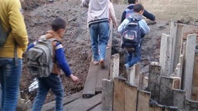 طلاب الجزيرة الخضراء يعانون يوميا بسبب 