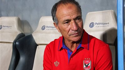 «مبروك» يجتمع بطبيب الأهلي في المران المسائي