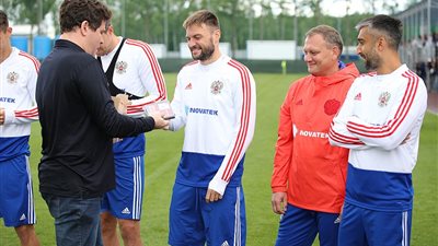 دينيس ماتسويف عازف البيانو الشهير يزور تدريب منتخب روسيا (صور)