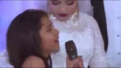 بالفيديو.. طفلة تغني لشقيقتها في حفل زفافها تتسبب في بكاء الجميع