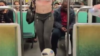 بالفيديو.. فتاة حسناء تصدم ركاب مترو بمهاراتها الكروية