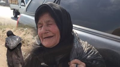 معمرات يكافحن من أجل البقاء.. «فكرية» تبيع الفاكهة تحت لهيب الشمس الحارقة بطور سيناء.. «قدرية» تجمع الخردة لتكسب 40 جنيها فقط قوت يومها وتنفق على أحفادها.. و«فتحية» كانت 