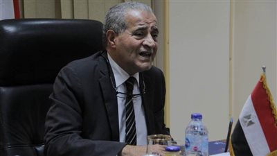 وزير التموين يطالب بتشريع يفرض رسما واردا على السكر