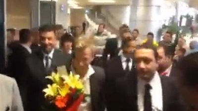 بالفيديو.. مسئولو النادي الأهلي يستقبلون أعضاء الفيفا بالورود