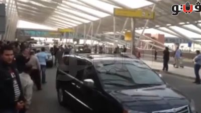 بالفيديو.. سلطات المطار تؤمن نقل كأس العالم للأندية إلى مقر النادى الأهلى