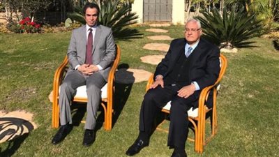 المسلماني يهدي عدلي منصور نسخة من كتابه 