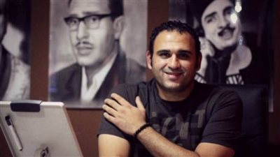 أكرم حسني يعلن موعد عرض مسرحيته الجديدة 