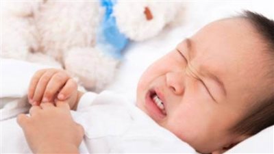 علاج المغص عند الاطفال.. طبيبة أطفال تكشف الأسباب وطرق العلاج