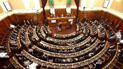 البرلمان الجزائري يدعو بوتفليقة إلى الترشح لولاية خامسة