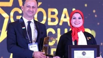 معلمة بالقليوبية تحصل علي جائزة معلم العام بدبي