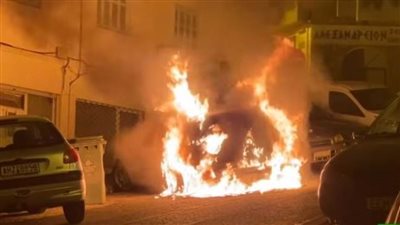 مجهولون يشعلون النيران في سيارة دبلوماسي تركي باليونان | فيديو