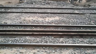 مواطن يستغيث بمسئولي السكك الحديد بعد إغلاق كوبري ديروط (صور)