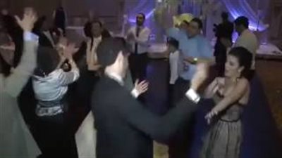 بالفيديو.. عروس تشعل زفافها بوصلة رقص وسط المعازيم