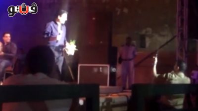 بالفيديو.. معاق ذهنيا يهدى محمد الحلو «بوكيه ورد» في حفل القلعة