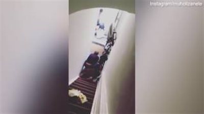 بالفيديو.. لحظة دفع مالك فندق فتاة من أعلى سلم