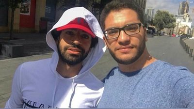 رغم تنكره.. الجماهير تلاحق محمد صلاح في شوارع لبنان (صور)
