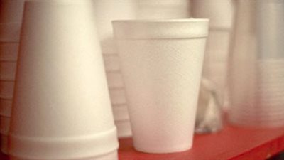 تناول الأطعمة والمشروبات في أوعية «الفوم» يسبب السرطان