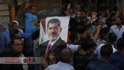 أنصار المعزول يطلقون الألعاب النارية أمام قصر القبة