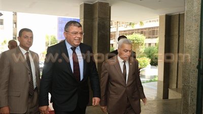 محافظ بورسعيد يستقبل وزير الاتصالات بمكتبه قبل بدء جولته