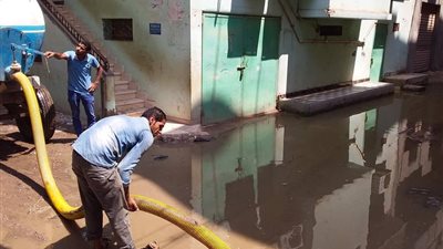 غلق باب مسجد أمام المصلين بالسنبلاوين بسبب مياه الصرف الصحي