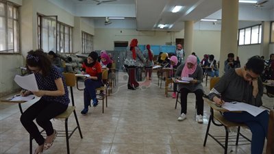 طالبات الثانوية يؤدون امتحانات القدرات بـ «تربية رياضية حلوان» (فيديو)