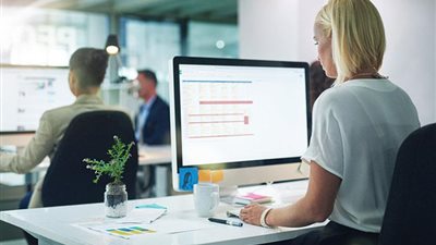 دراسة تحذر من عمل المرأة ساعات إضافية