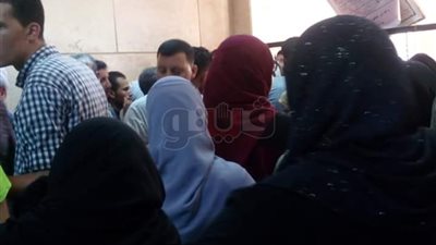 تدافع واغماءات وتحرش أمام سجل مدني الحسينية بالشرقية (صور)