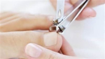 تفسير رؤية قص الأظافر في المنام|  ماذا يعني أن رجلا يقص أظافر فتاة غير متزوجة في الحلم؟!