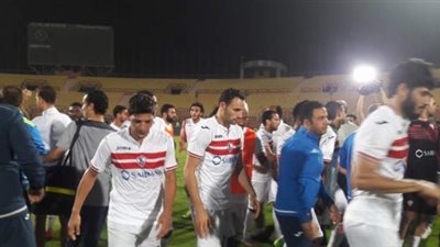 لاعبو الزمالك يقرءون الفاتحة بعد لقاء الجيش