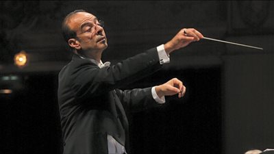 فرنسا تتعاقد مع المايسترو المصري نادر عباسي لقيادة «لاترافيتا»