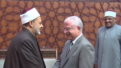 بالفيديو.. «الطيب» يؤكد دعم وحدة شعب لبنان خلال لقائه بالسفير