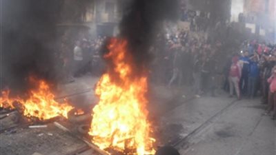 بالفيديو..مجهولون يشعلون النيران بقطار في مزلقان بعين شمس