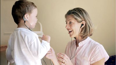 التدخل المبكر يساعد في تعزيز المفردات اللغوية للأطفال الصم