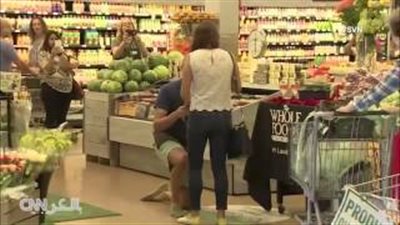 بالفيديو.. شاب يتنكر في زي موظف سوبر ماركت لطلب الزواج من حبيبته
