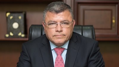 وزير الاتصالات يمنح أبناء شهيد «كرم القواديس» ٣ دفاتر توفير