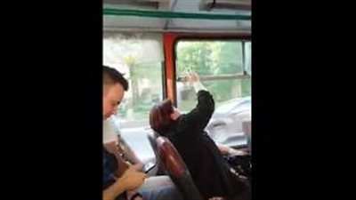 أغرب خناقة بين رجل وسيدة على فتح وغلق نافذة الأتوبيس (فيديو)