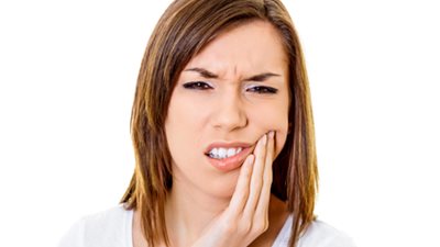 3 أعشاب طبيعية لعلاج الأسنان الحساسة