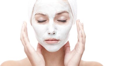 افردي شعرك المجعد بـ «قناع النشا»