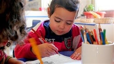 بالفيديو.. طرق تعليم طفلك مهارات القراءة دون عناء