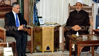 «الطيب» لسفير روما: ندعم الحوار الجاد بين الشرق والغرب