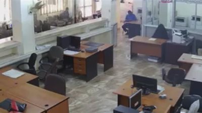 بالفيديو.. لحظة اقتحام مسلحين للبنك الأهلي بعدن وسرقة أمواله