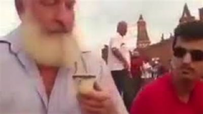 رد فعل أحد مشجعي كأس العالم تناول القهوة السعودية (فيديو)